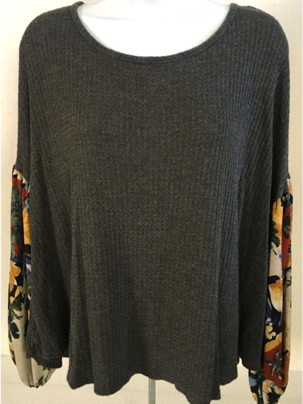 Entro Top Size M Dark Gray Front Back with Floral 3/4 Sleeves Round Neckline - Picture 1 of 12